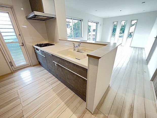 お料理をしながらリビングの家族やゲストとの会話が楽しめるカウンタータイプのキッチン。毎日のお料理を楽しく快適に。 