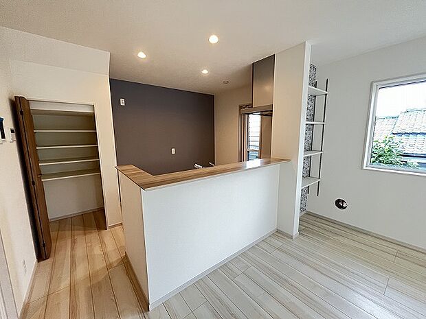 カウンターキッチンは、キッチン側とリビング側に分かれてお店間隔でのお食事も可能！！ お休みの日には、いろいろな楽しみ方を家族みんなでお楽しみください 