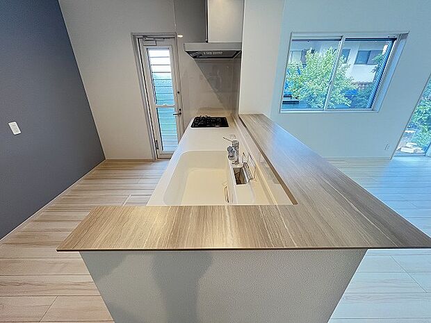 キッチンコンロスペースの近くには、空気の入れ替えが可能な開口部を設置！！ お料理をする際には、換気扇を回しながら匂いが籠らない様に開放してお料理もお楽しみ頂けます。 