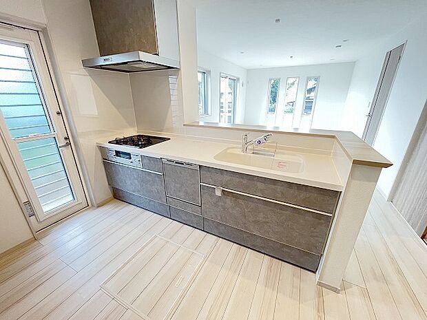 お料理をしながらリビングの家族やゲストとの会話が楽しめるカウンタータイプのキッチン。毎日のお料理を楽しく快適に。 