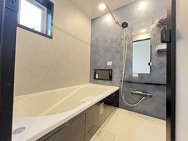 一日の疲れを癒してくれるゆったりとしたバスルームです。