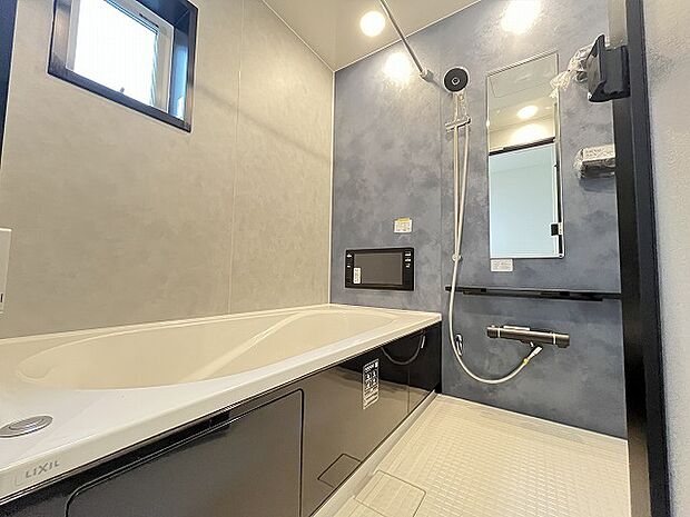 一日の疲れを癒してくれるゆったりとしたバスルームです。