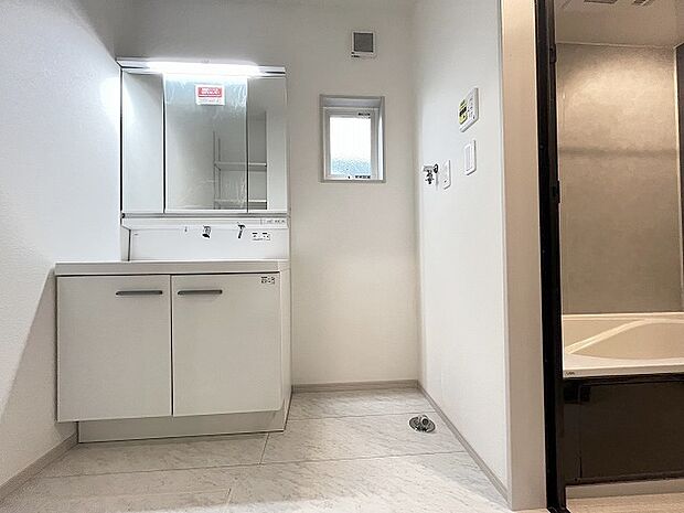 使いやすいタイプの洗面化粧台のあるランドリースペース 