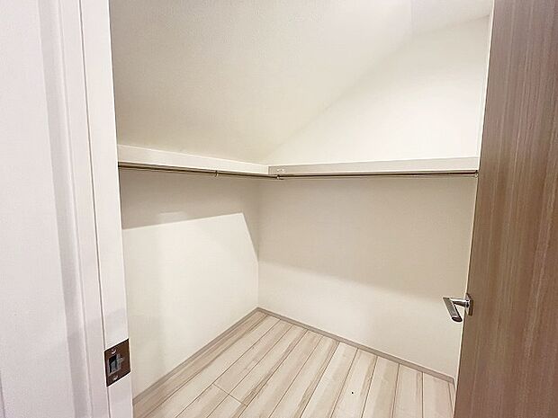 収納スペースがたっぷりと確保されたこの物件では、生活をより快適に送ることができます。