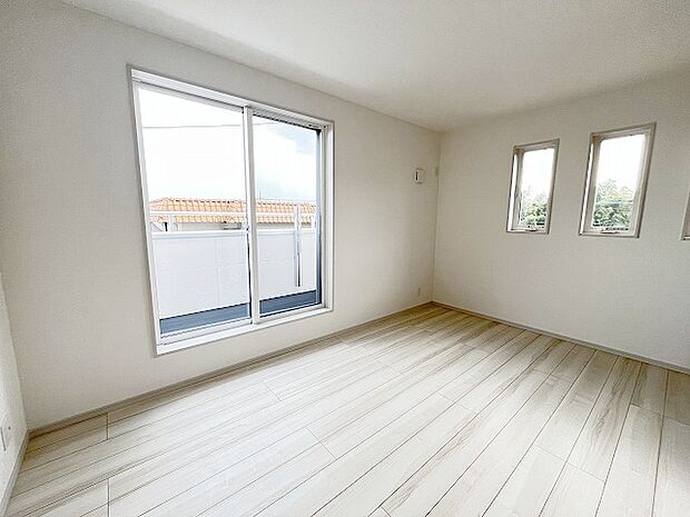 洋室はモダンなデザインと機能性を備え、快適な生活空間に。明るい窓から差し込む自然光が広々とした空間をさらに明るく開放的に感じさせます。