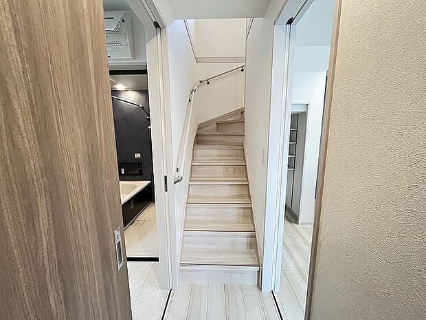 実際に室内をご見学頂くと生活のイメージが広がると思います。家具を置いたイメージや窓からの景色など。周辺で販売に出している物件も一緒にまとめてご見学頂き、比較する事もできます。