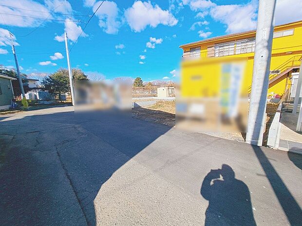 安心して暮らすことのできる住宅街。 住宅地の道路は一般に交通量が少なく車などの騒音が少ないため、住民にとって静かな生活環境が提供されます。