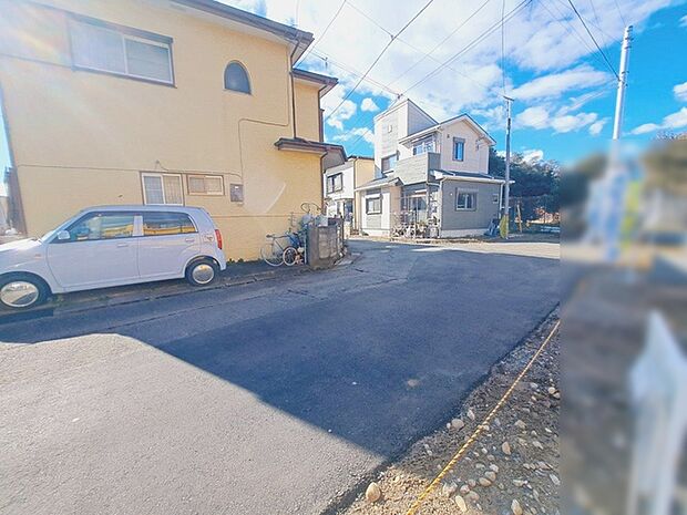 周辺は住宅が建ち並ぶ閑静な住宅街です。
