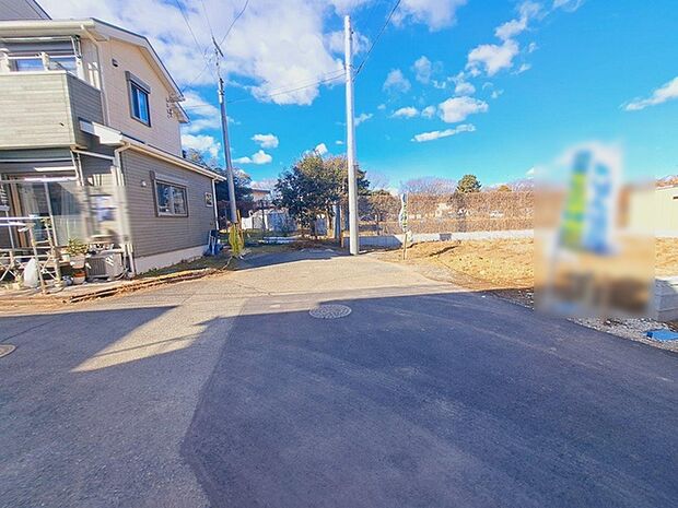 安心して暮らすことのできる住宅街。 住宅地の道路は一般に交通量が少なく車などの騒音が少ないため、住民にとって静かな生活環境が提供されます。