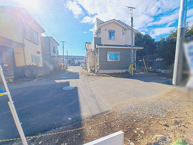 周辺は住宅が建ち並ぶ閑静な住宅街です。