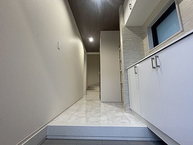 玄関は家の第一印象を左右する重要な場所。ほどよい広さとスタイリッシュな色遣いが印象的です。