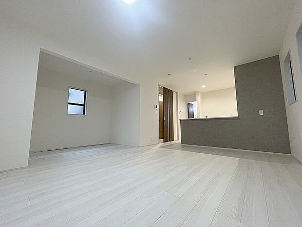 家族が食事するダイニングスペースをキッチンから見渡せる設計に。お料理をしながら家族とのコミュニケーションが増えそうな予感。