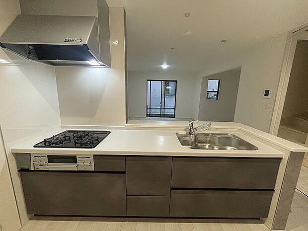 お料理をしながらリビングの家族やゲストとの会話が楽しめるカウンタータイプのキッチン。毎日のお料理を楽しく快適に。