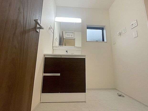 三面鏡に洗面台。 コンセントに照明機能、多機能性を備えた設備です。