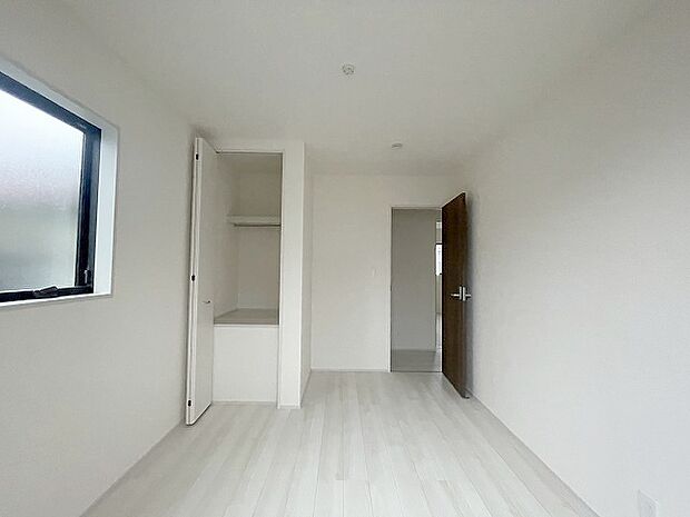 各所に効率的に配置された収納スペースがあり、日常のモノをすっきりと収納できます。