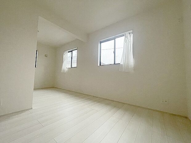 スタイリッシュなデザインと快適な居住性を兼ね備えた洋室。広々とした空間は、自分らしいインテリアを楽しむことができるほか、リラックスした時間を過ごすことができそうです。