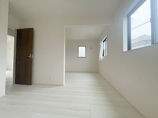 実際に室内をご見学頂くと生活のイメージが広がると思います。家具を置いたイメージや窓からの景色など。周辺で販売に出している物件も一緒にまとめてご見学頂き、比較する事もできます。