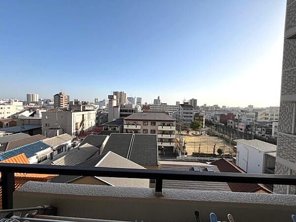 広く開けた視界で夜風が気持ちよく通り抜けます。夜の時間をバルコニーでゆったりと過ごすのはいかがでしょうか？