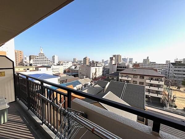 視界を遮る高い建物が無いので開放感があります。