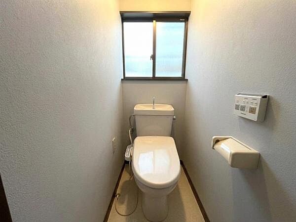 トイレには快適なウォシュレット機能付き。