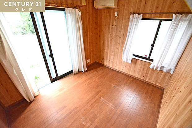 （1F　洋室約5.75帖）採光面の大きな窓が2ヶ所にあるお部屋！床や壁に木目調の素材を使用しているので、木のぬくもりを感じられます！