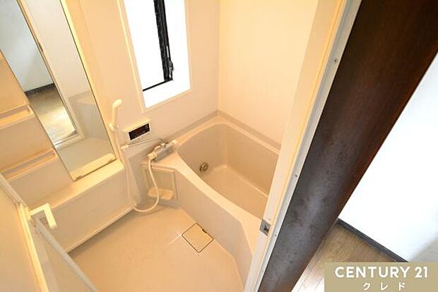 浴槽の正面の窓は外を見ながら暖かい湯船に浸かってリラックスできそうです！換気ができるのでカビ予防や洗剤を使ったお掃除も安心して行えます。
