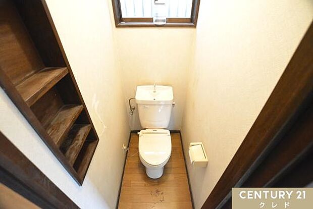 2階にもトイレがあります。朝の忙しい時間帯は待たずに使用することができ、万が一の故障やトラブル時でも慌てずにすみます。小さいお子様のトイレトレーニングにも落ち着いて使用することができます。