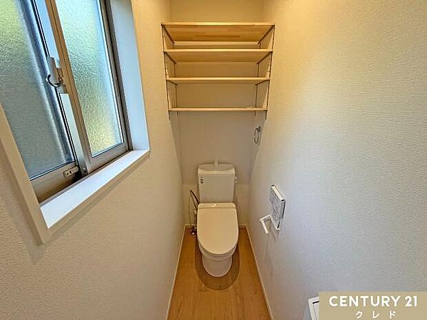 衛生面も安心なウォシュレット機能付きトイレ。背面の収納にはペーパーの予備やお掃除道具なども収納できます。