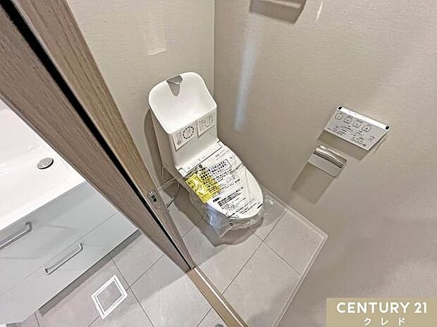 【本日ご案内大歓迎】トイレもウォシュレット機能付きのものに新規交換おしり洗浄、ビデ洗浄、暖房便座の機能を標準装備。