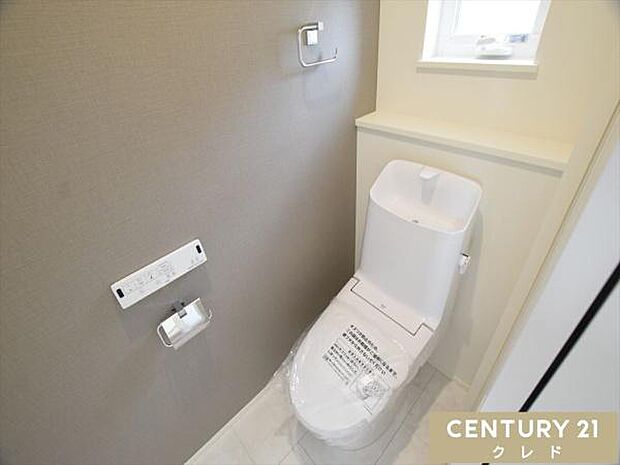【温水洗浄便座でデリケートな衛生面も安心】節水型でエコなトイレには、今では当たり前のウォシュレット付き。換気用に換気扇はもちろん、窓も着いているので常に快適ですね
