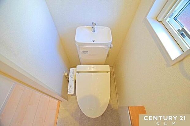 【ウォシュレット機能付きのトイレ】白を基調とした清潔感のあるトイレ。便利な温水洗浄暖房便座付でデリケートな衛生面も安心！温度調節可能便座で寒い日でも快適にご使用いただけます。