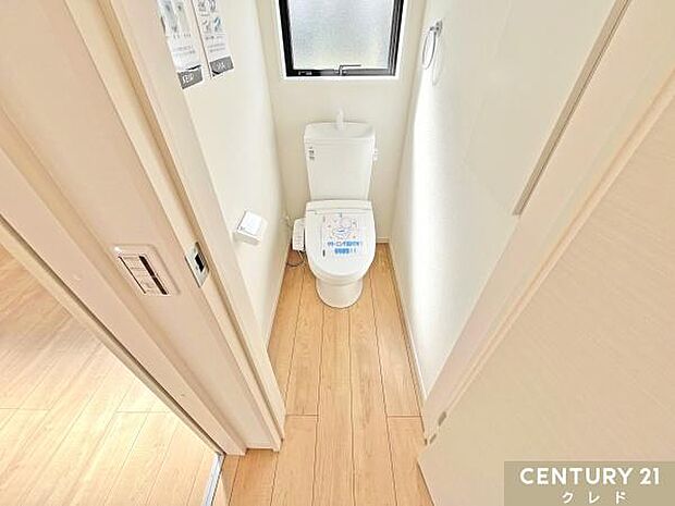 白を基調としたウォシュレット付きのトイレです。室内はライフスタイルに合わせやすいシンプルな造り。温水洗浄・便座暖房機能の付いたトイレは、肌への負担に配慮し、快適な生活をサポートします。