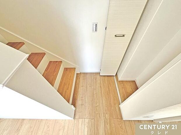 【廊下収納】1階の廊下収納は生活動線を確保し、お住まいにゆとりを作ることができます。掃除道具を入れたり、家族共通で使える共有の収納として使用できます。