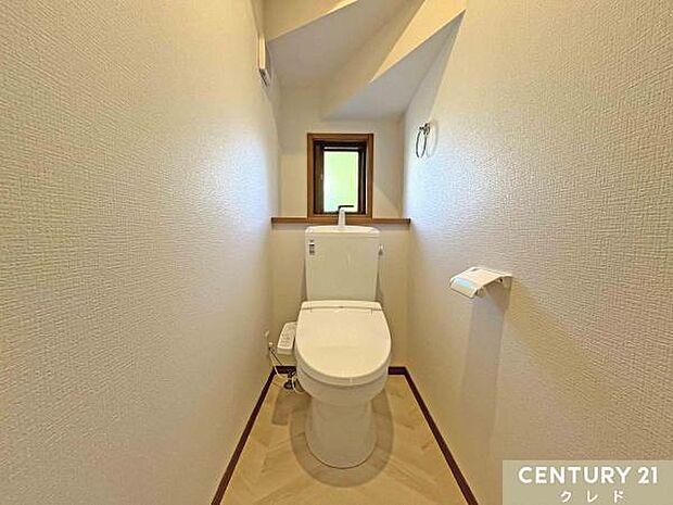 白を基調としたウォシュレット付きのトイレに交換！室内はライフスタイルに合わせやすいシンプルな造り。温水洗浄・便座暖房機能の付いたトイレは、肌への負担に配慮し、快適な生活をサポートします