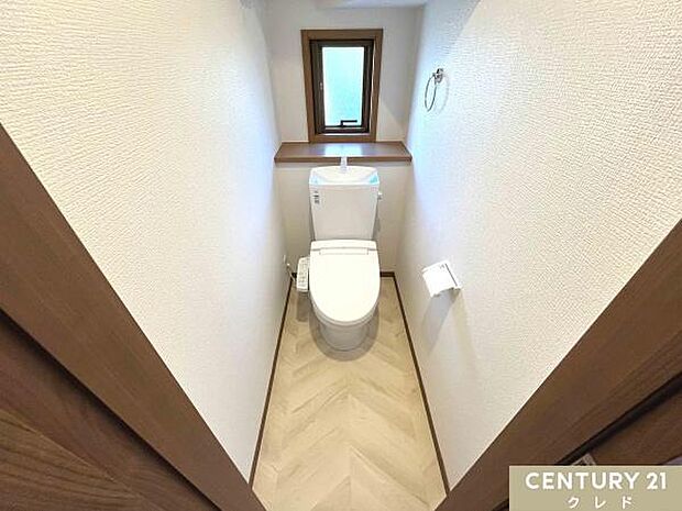 お住まいには2カ所にトイレがあります。1日に何度も使うトイレは白をベースにしたシンプルな造り。お好きなレイアウトを加えて使いやすくリラックスできる空間にしてみてはいかがでしょう。