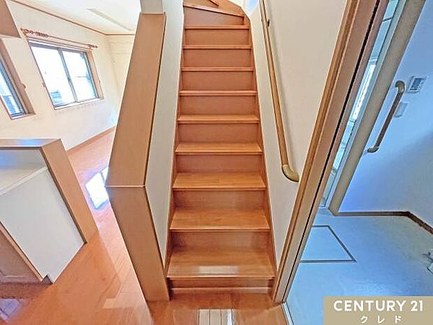 ≪手すり付き階段≫お手元に手すりが付いているので、転倒・転落の防止はもちろん、階段の昇り降りもしやすくなり、家族みんなが安全に使えます。