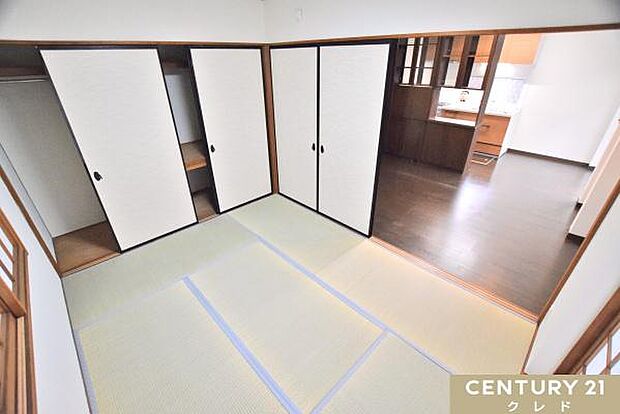 【和室6帖】リビングに隣接する和室は柔らかな畳で音も響きにくく衝撃を吸収。客間やキッチンから見守れるキッズスペースとしても使用可能です。
