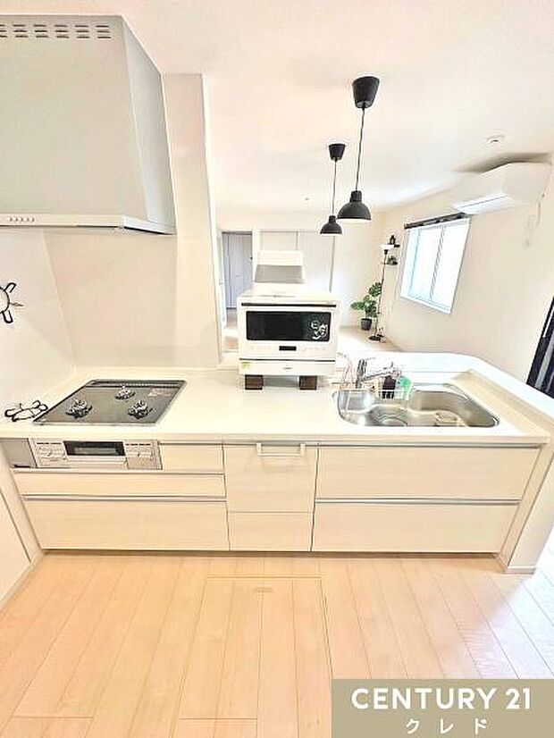 【キッチン】白を基調としたキッチンはすっきりとしていて、シンプルな印象に。夫婦そろってキッチンに立っても調理がしやすくゆとりある広さ。食器類もすっきりと片付く収納力が期待できます。