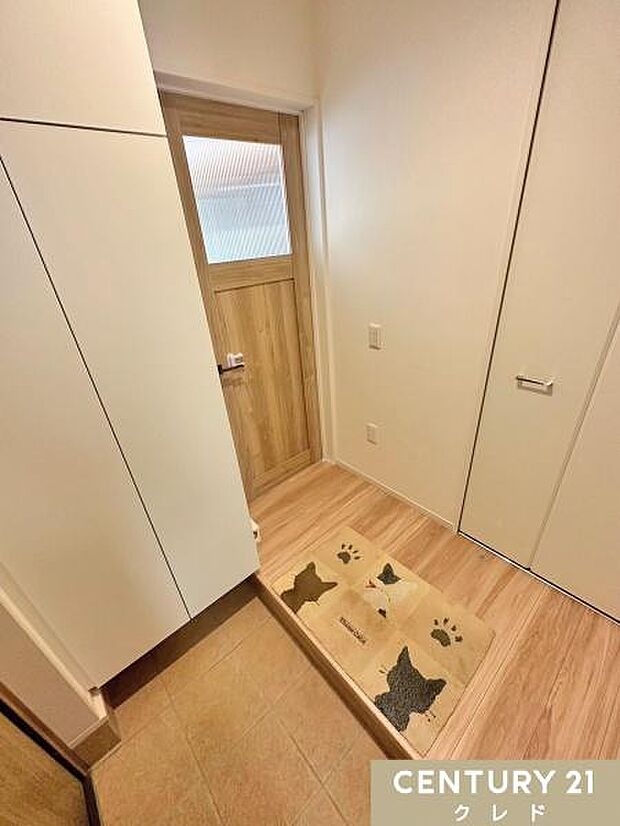 【玄関スペース】収納のある玄関は、生活動線にゆとりを生み出します。すっきりと片付いた玄関では家族が並んで靴を履き、出かけることができます。