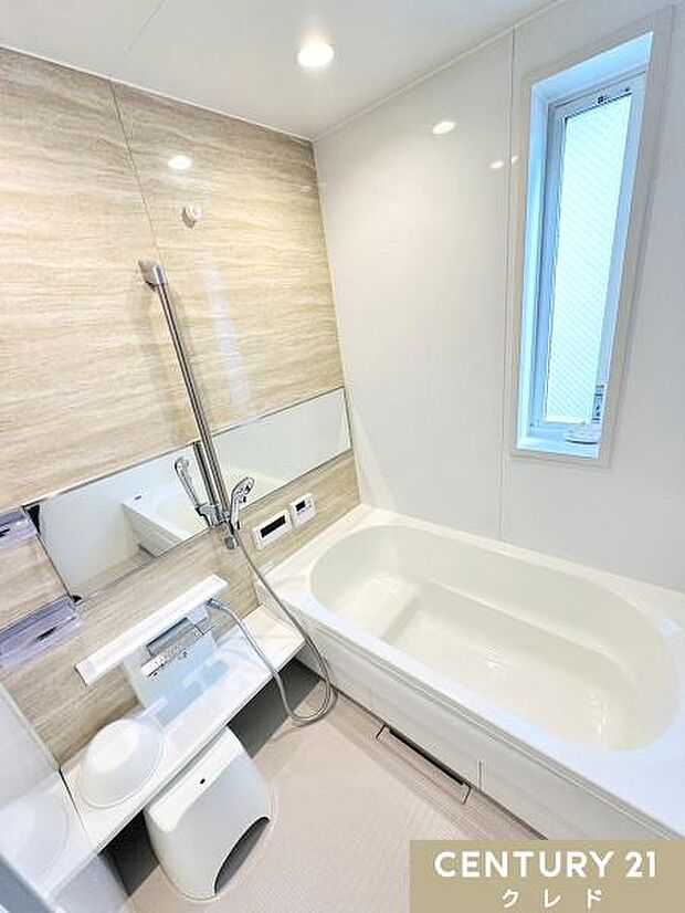 浴室には節水もできるベンチタイプの浴槽があります。お子様とのお風呂の時も安心。ゆったりと半身浴を楽しむこともできます。大きな窓は換気も良好なので洗剤を使ったお掃除にも安心できますね。