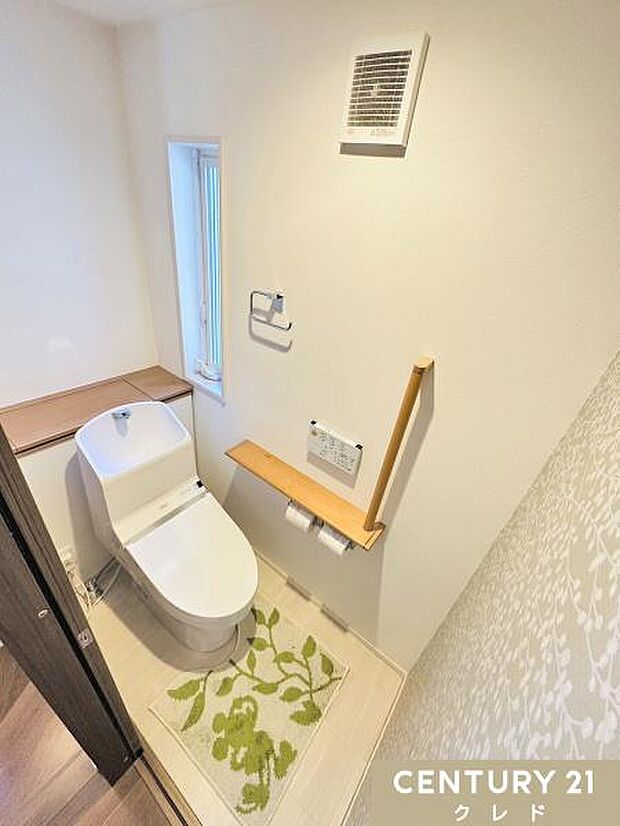 【2階トイレ】お住まいには2カ所にトイレがあります。1日に何度も使うトイレは白をベースにしたシンプルな造り。お好きなレイアウトを加えて使いやすくリラックスできる空間にしてみてはいかがでしょう。