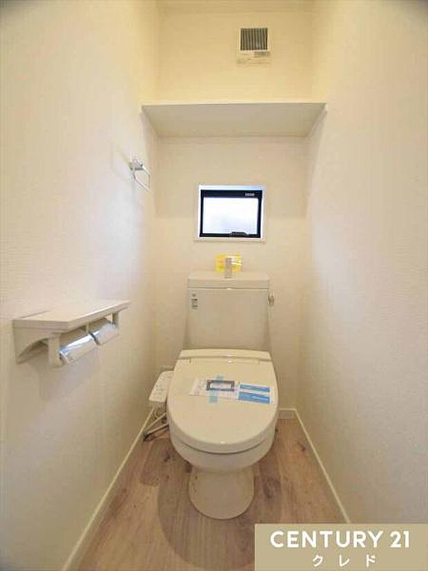 2カ所にトイレがあります。1日に何度も使うトイレは白をベースにしたシンプルな造り。お好きなレイアウトを加えて使いやすくリラックスできる空間にしてみてはいかがでしょう。