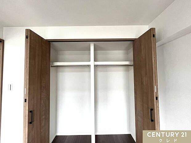 ≪洋室6.1帖・収納≫全居室収納付きでお部屋を広く使うことができます。棚が付いているので使い勝手が良いです。廊下にも収納スペースがあります。