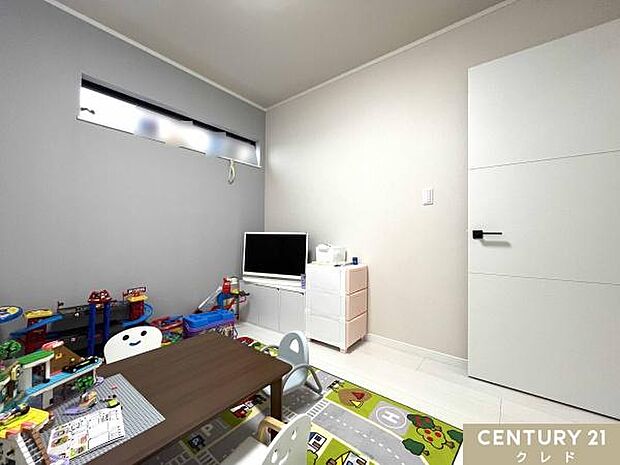 【2階洋室4.8帖】落ち着いた色合いのナチュラル空間。シンプルな洋室はお子様が成長しても長くお使いいただけるので子供部屋にもピッタリです！