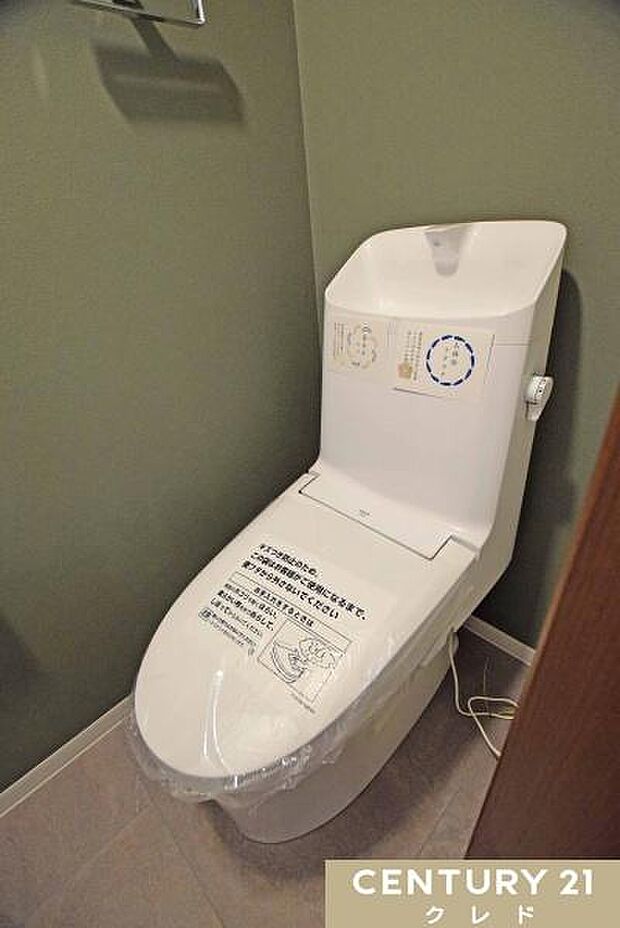 トイレはウォシュレット機能付きトイレに新規交換。温水洗浄・便座暖房機能の付いたトイレは、肌への負担に配慮し、快適な生活をサポートします