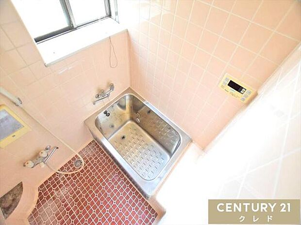 お手入れのしやすく保温性のある金属の浴槽です。室内には窓があるので湯気や湿気を逃がしやすく換気も良好！カビ対策などにも効果的です！