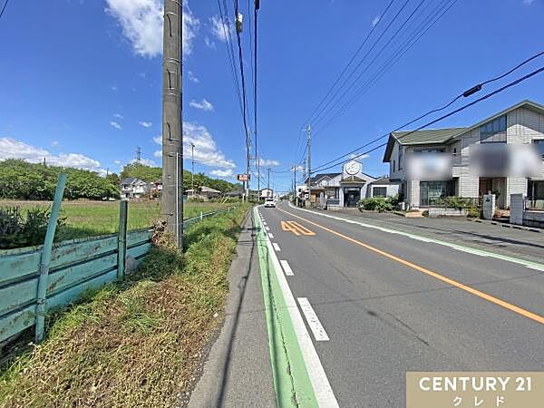 【北東側9.0ｍ道路】中央線で区切られた幅9ｍの道路は大きな車での走行も楽々行えます。青々とした空の広がる見晴らしの良い道路です。