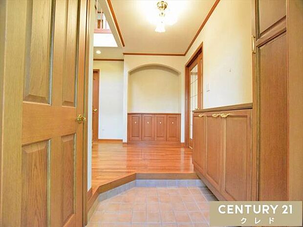 収納のある玄関は、生活動線にゆとりを生み出します。玄関は掃除がしやすく、きれいな状態を維持しやすい耐久性に優れたタイル敷きです。