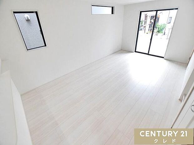 【LDK18帖】南東側に開口部を設けたダイニングは、明るい光がたっぷりと入る居心地の良い空間。ご家族みんなが自然体で心地良く過ごすことができます。