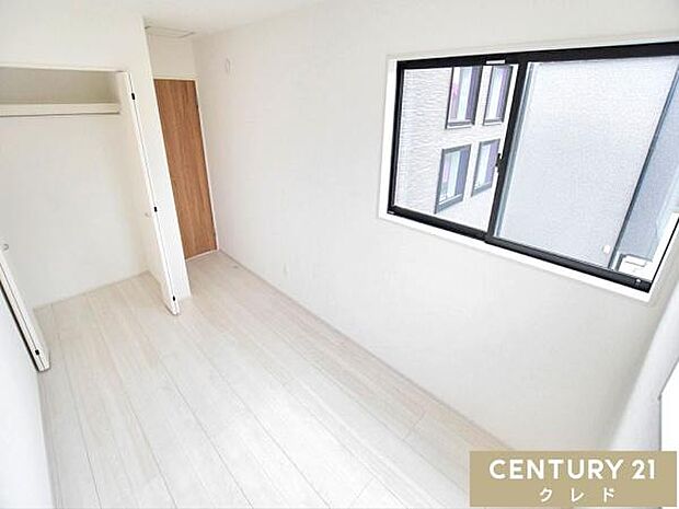 【洋室5.5帖】シンプルな室内は、お好みの家具や雑貨を自由にレイアウトして、自分らしい空間づくりが楽しめます。収納も完備されており、衣類や小物類の整理にも便利です。